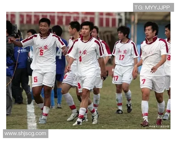 足球传奇齐聚一堂致敬彼此荣耀时刻共谱足坛辉煌篇章